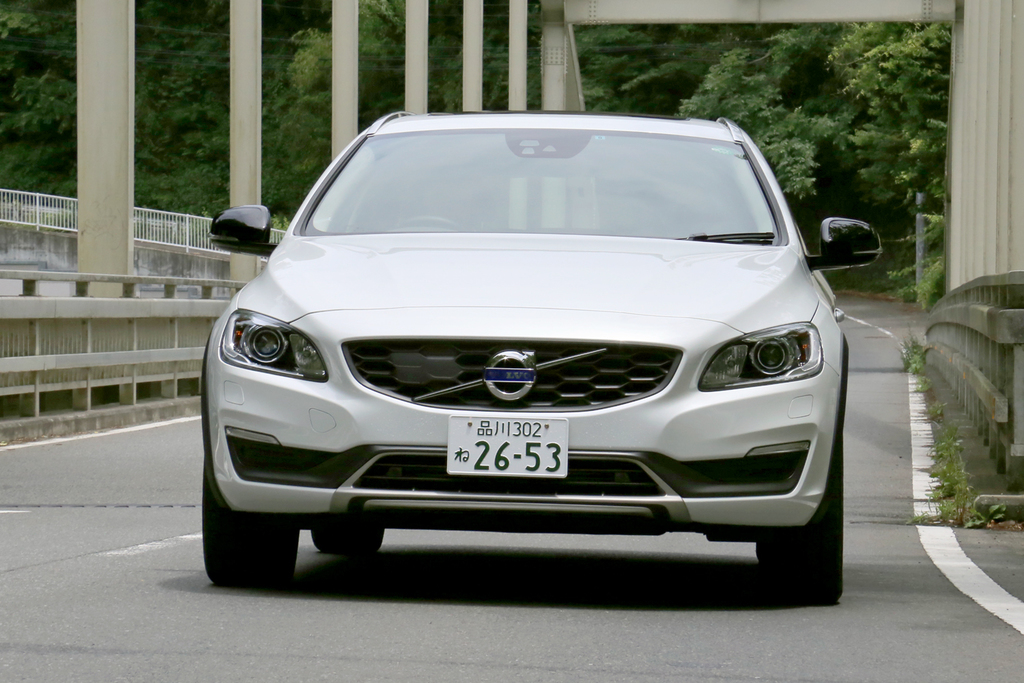 秋川橋を走るボルボ「Ｖ６０ クロスカントリー」