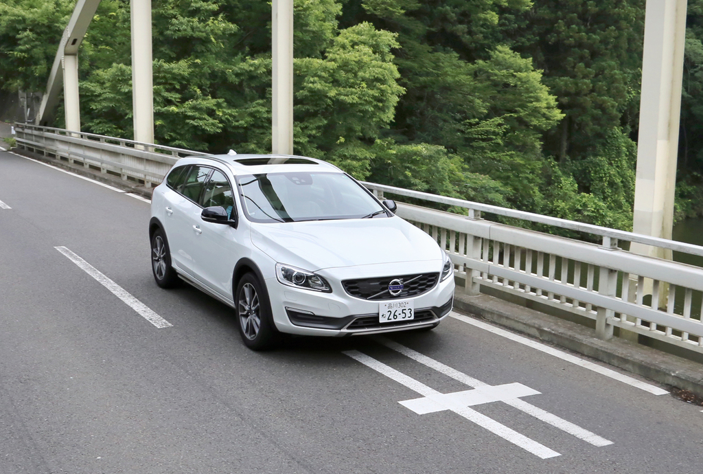 相模湖周辺を走るボルボ「Ｖ６０ クロスカントリー」