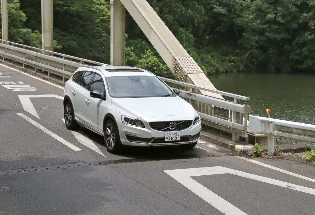 相模湖周辺を走るボルボ「Ｖ６０ クロスカントリー」