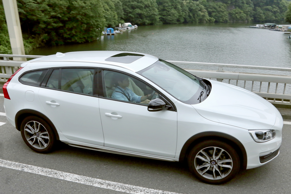 相模湖周辺を走るボルボ「Ｖ６０ クロスカントリー」