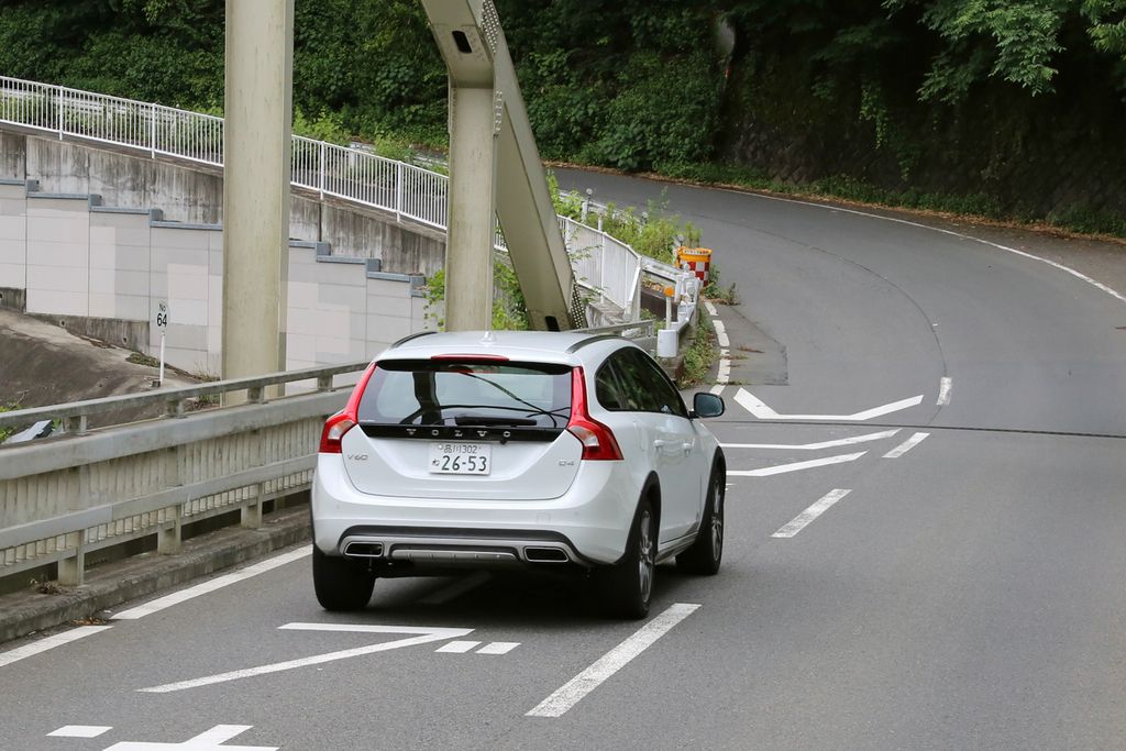 相模湖周辺を走るボルボ「Ｖ６０ クロスカントリー」