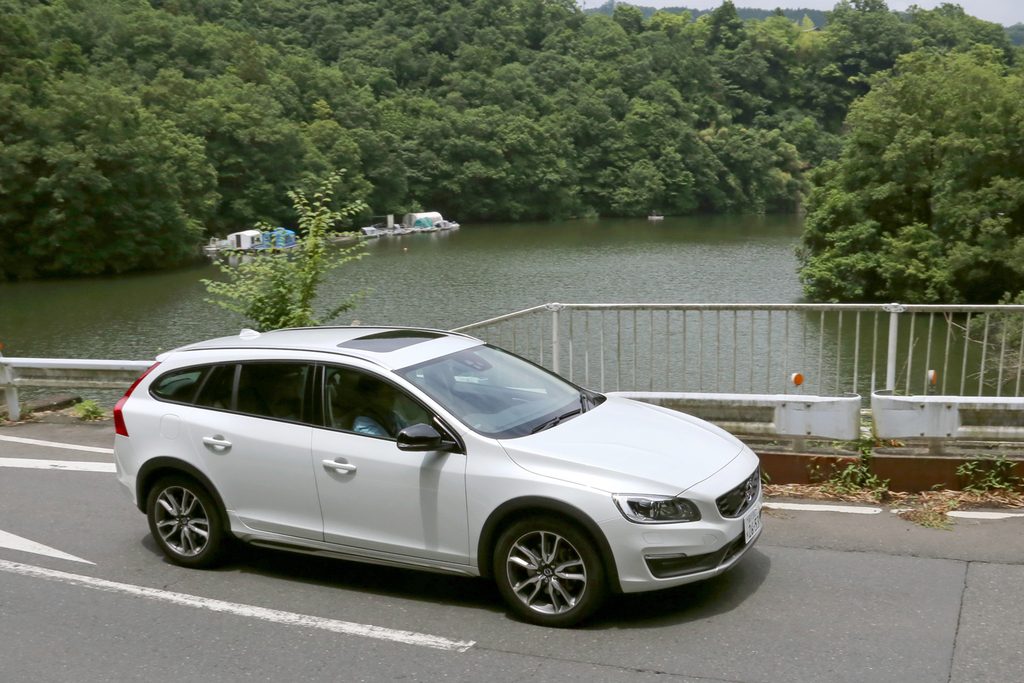 相模湖周辺を走るボルボ「Ｖ６０ クロスカントリー」