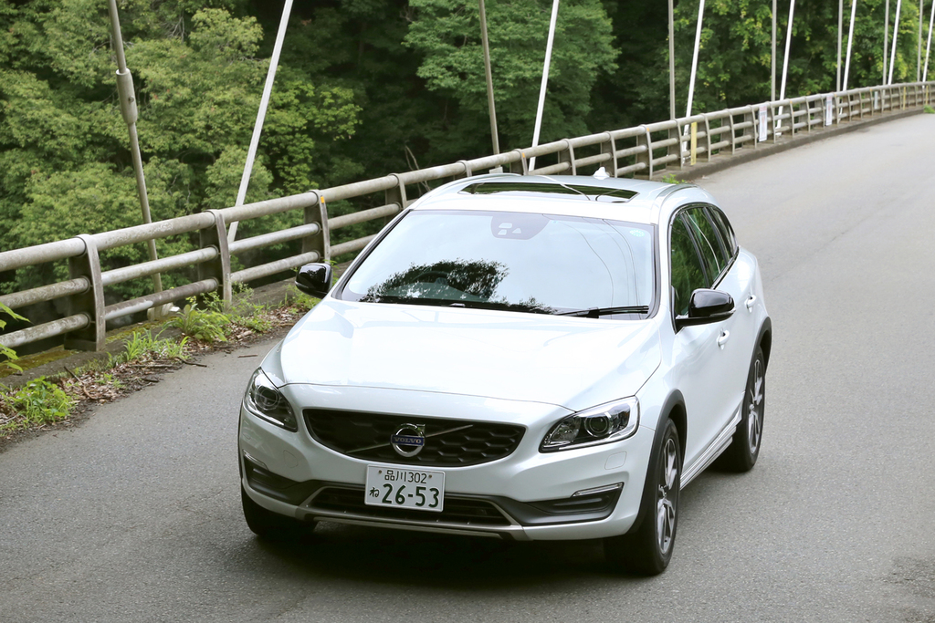 桂川に架かる橋の上を走るボルボ「Ｖ６０ クロスカントリー」