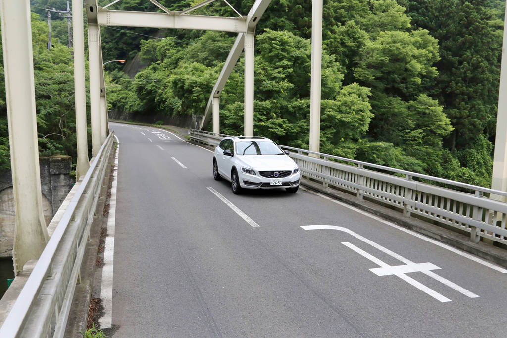 相模湖周辺（秋川橋）を走るボルボ「Ｖ６０ クロスカントリー」