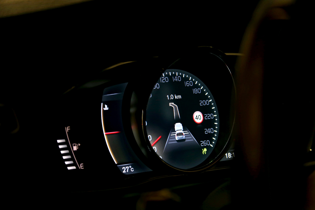 アダプティブ・クルーズコントロール（ＡＣＣ）で前方のクルマを自動追従中。ＡＣＣ使用時はグリーンのサインが表示される