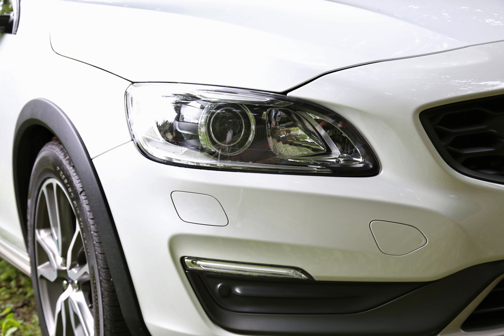 角が取れて柔らかい印象のヘッドランプ