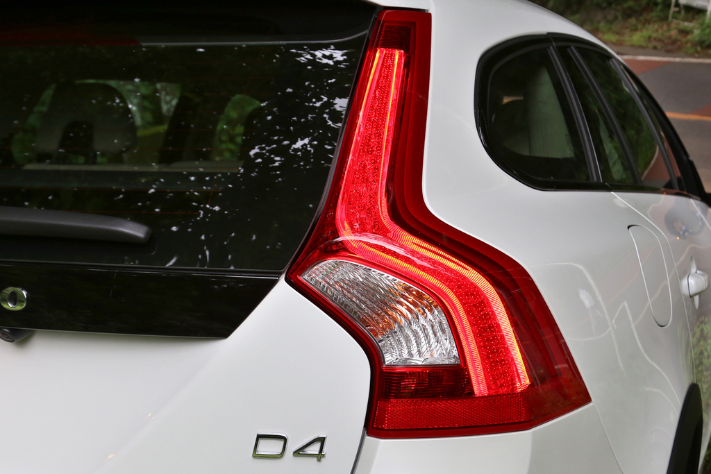 リヤコンビネーションランプを点灯させる