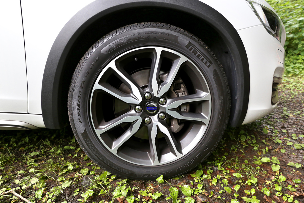 広報車はオプションの１８インチタイヤを装着（２３５／５０Ｒ１８）