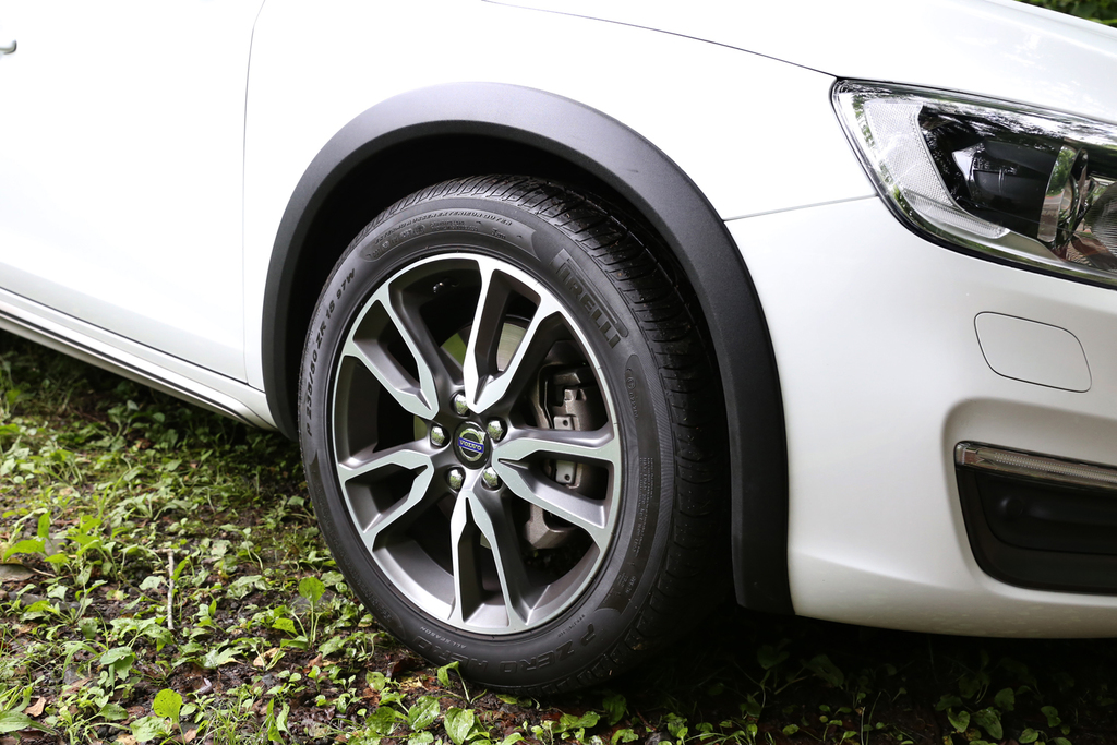 ホイールハウスを縁取るフェンダーエクステンション