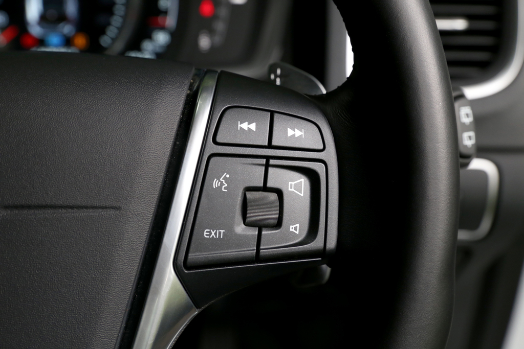 音声ボタンを使えば、ナビの目的地など話すだけで設定できる。インフォテインメント・システムのほとんどが、このシンプルなジョグダイヤルで操作可能