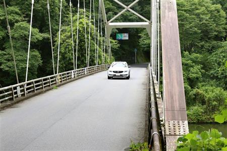 桂川に架かる橋の上を走るボルボ「Ｖ６０ クロスカントリー」