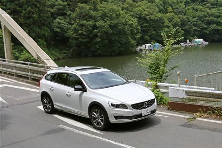 相模湖周辺を走るボルボ「Ｖ６０ クロスカントリー」