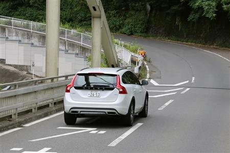 相模湖周辺を走るボルボ「Ｖ６０ クロスカントリー」