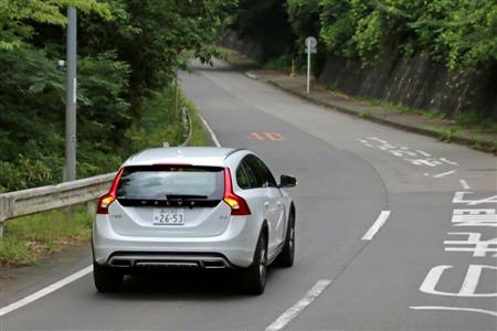 相模湖周辺を走るボルボ「Ｖ６０ クロスカントリー」