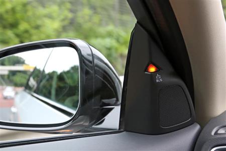 オレンジに光るランプは、後方から迫るクルマやバイクの存在を知らせるブラインドスポット・インフォメーション・システム（ＢＬＩＳ）