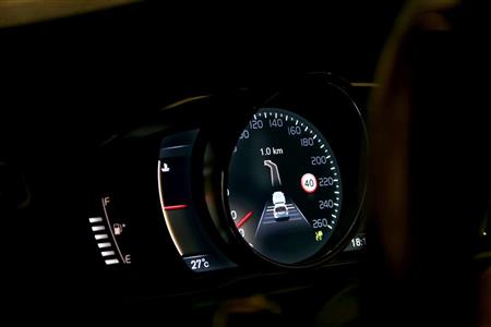 アダプティブ・クルーズコントロール（ＡＣＣ）で前方のクルマを自動追従中。ＡＣＣ使用時はグリーンのサインが表示される