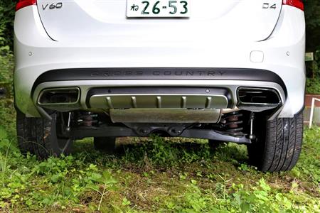 車高は余裕の２００ミリ。ボディ下部を跳ね石などから守るスキッドプレートを装備している