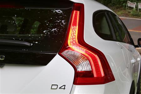 ブレーキランプが点灯した状態の縦長テールランプ