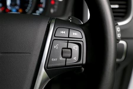 音声ボタンを使えば、ナビの目的地など話すだけで設定できる。インフォテインメント・システムのほとんどが、このシンプルなジョグダイヤルで操作可能