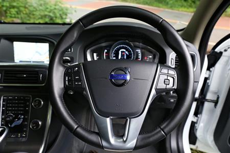 とても握りやすい形状のステアリングホイール