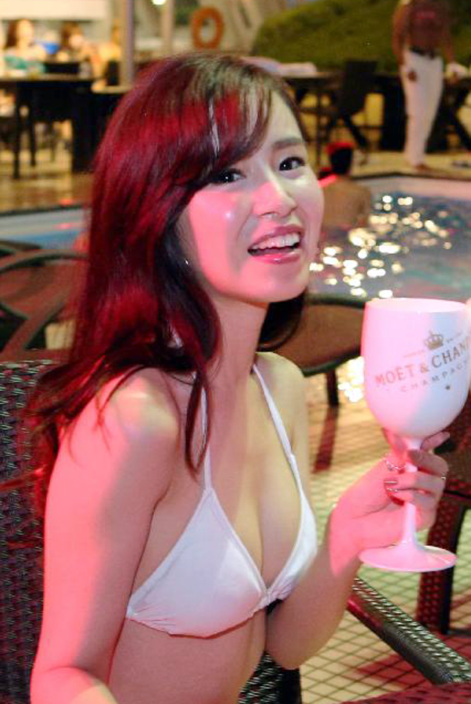 ホテルニューオータニ大阪でナイトプールがオープン、モエシャンドンも注文できてドリンクも充実＝７月１４日夜、大阪市中央区（宮沢宗士郎撮影）