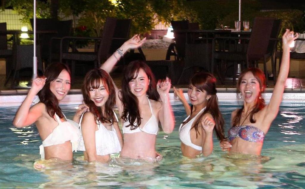 ホテルニューオータニ大阪でナイトプールがオープン、大阪城が望めるプールで遊ぶ水着ギャル＝７月１４日夜、大阪市中央区（宮沢宗士郎撮影）