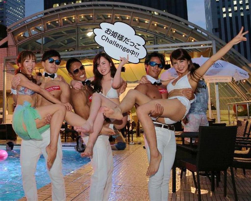 ホテルニューオータニ大阪でナイトプールがオープン、女性に人気のマッチョマンさわり放題＝７月１４日夜、大阪市中央区（宮沢宗士郎撮影）