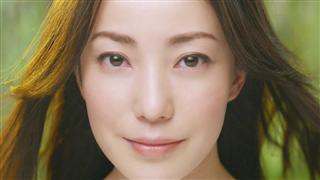 「ヘルシア緑茶」の新ＣＭには、女優の菅野美穂さんのバージョンもある