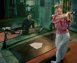 さとふるのＣＭに出演したタレントの鈴木奈々さん（右）と俳優の大森南朋さん