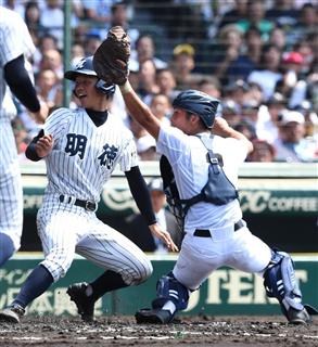 境（鳥取）‐明徳義塾（高知）の一回、打者・大北海斗の左前安打で、本塁を狙う明徳義塾の二走・古賀優大を、境の捕手・浜智也が阻止＝甲子園球場（撮影・山崎冬絋）