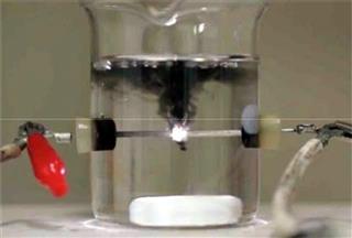 ソリューションプラズマ処理の様子。特殊な装置を必要としないのが分かる（石崎貴裕准教授提供）