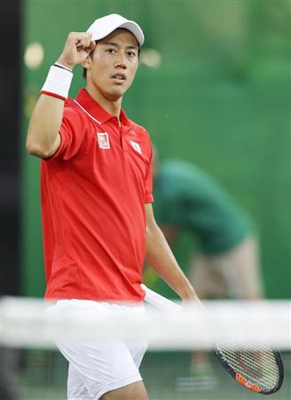 男子シングルス３位決定戦でナダルに勝利、銅メダルを獲得しガッツポーズの錦織圭＝リオデジャネイロ（共同）