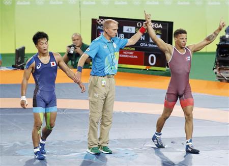 男子グレコローマン５９キロ級決勝キューバのイスマエル・ボレロモリナ（右）に敗れ銀メダルの太田忍＝リオデジャネイロ（共同）