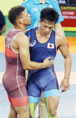男子グレコローマン５９キロ級決勝キューバのイスマエル・ボレロモリナ（左）に敗れ、引き揚げる太田忍＝リオデジャネイロ（共同）