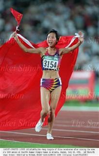 アトランタ五輪女子５０００メートル優勝し、金メダルを獲得した王軍霞（中国）＝１９９６年７月、五輪スタジアム（ＡＰ＝共同）