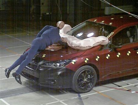 富士重工業が国内メーカーで初めて採用する歩行者保護のエアバッグ