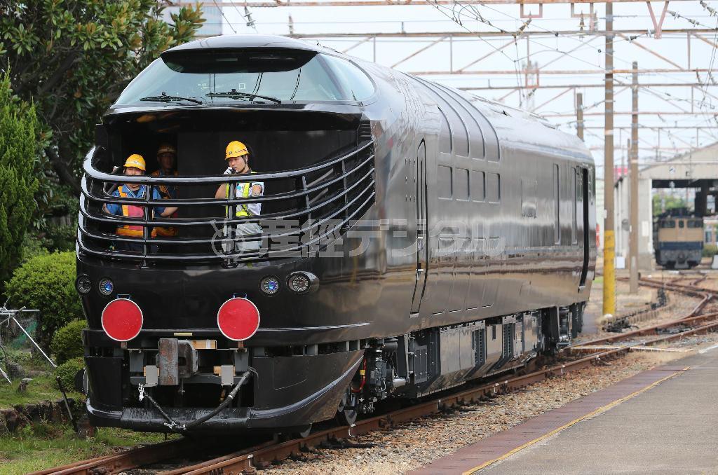 先頭車両が報道陣に公開された「トワイライトエクスプレス瑞風」。塗装が見えないように車体はラッピングされている＝１５日午後、大阪市淀川区（恵守乾撮影）