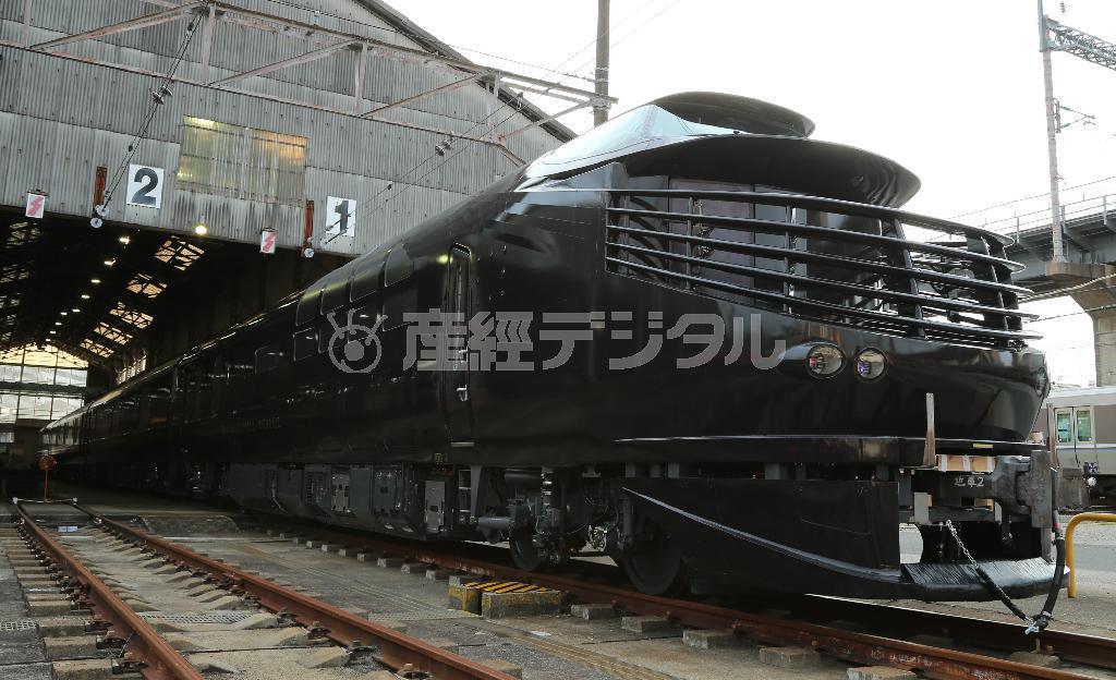 先頭車両が報道陣に公開された「トワイライトエクスプレス瑞風」。塗装が見えないように車体はラッピングされている＝１５日午後、大阪市淀川区（恵守乾撮影）