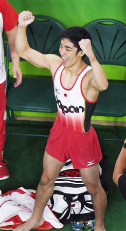 男子跳馬決勝２本目を終え、表示された得点にガッツポーズする白井健三＝リオデジャネイロ（共同）