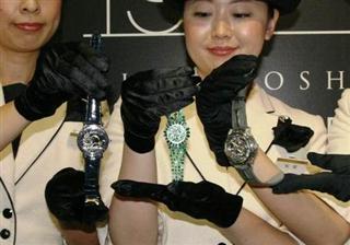 国内外の高級腕時計を取りそろえた「三越ワールドウオッチフェア」＝１７日、東京都中央区の三越日本橋本店