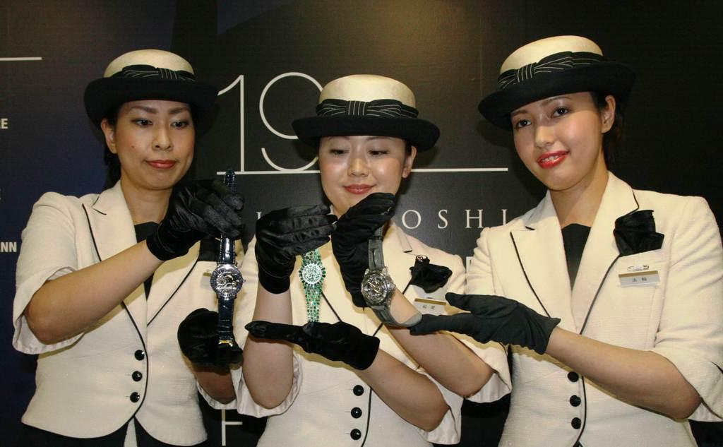 国内外の高級腕時計を取りそろえた「三越ワールドウオッチフェア」＝１７日、東京都中央区の三越日本橋本店