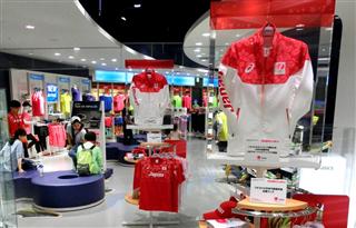 リオ五輪日本代表選手団が着るスポーツウエアのレプリカ商品が並ぶ、アシックスストア大阪＝大阪市北区