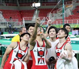 リオ五輪アリーナでの練習を終えスマートフォンの自撮りで記念撮影する体操日本代表選手ら。会場では選手、観客ともスマホで自ら情報を発信・交換する姿が目立っている＝３日