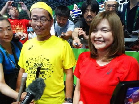 石川佳純選手が銅メダルを獲得し、取材に応じる父公久さん（左）と母久美さん＝１６日、リオデジャネイロ（共同）