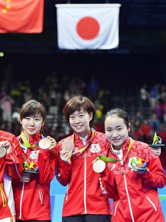 卓球女子団体で銅メダルを獲得し笑顔の（左から）福原、石川、伊藤＝リオデジャネイロ（共同）