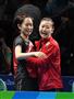 【リオデジャネイロ五輪２０１６】卓球女子団体戦３位決定戦勝利して喜ぶ石川佳純、福原愛＝１６日、リオ中央体育館（撮影・甘利慈）