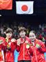 卓球女子団体で銅メダルを獲得し笑顔の（左から）福原、石川、伊藤＝リオデジャネイロ（共同）