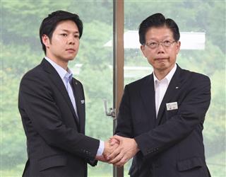 会談後、握手する北海道夕張市の鈴木直道市長（左）とＪＲ北海道の島田修社長＝１７日午後、夕張市役所