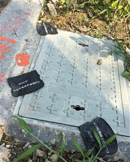 9月にG20首脳会議が開かれる中国浙江省の杭州市内で、爆発物など不審物の安全チェックを行ったあと、封印された植え込みの排水溝のフタ。市内ではすでに、マンホールなどあらゆる場所に黒の封印が貼り付けられており、綿密な調査が行われたようすを示している(15日、河崎真澄撮影) 9月にG20首脳会議が開かれる中国浙江省の杭州市内で、爆発物など不審物の安全チェックを行ったあと、封印された植え込みの排水溝のフタ。市内ではすでに、マンホールなどあらゆる場所に黒の封印が貼り付けられており、綿密な調査が行われたようすを示している(15日、河崎真澄撮影)