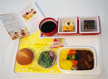 資生堂パーラーが監修した日本航空の機内食＝１８日午後、東京都大田区